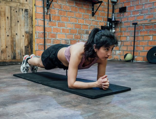 Manfaat Plank untuk Kesehatan Tulang Belakang & Pencegahan Diabetes