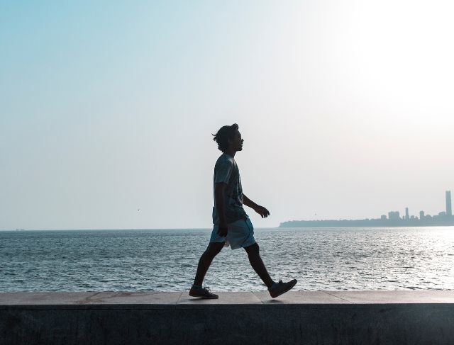 Target Jalan Kaki 10.000 Langkah Ideal untuk Lansia?