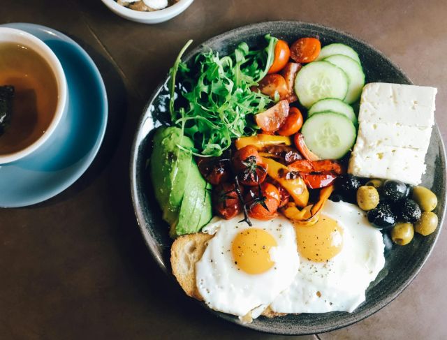 Makan Pagi vs Tidak Makan Malam: Strategi Pola Makan Sehat, Intermittent Fasting, dan Kontrol Gula Darah Alami