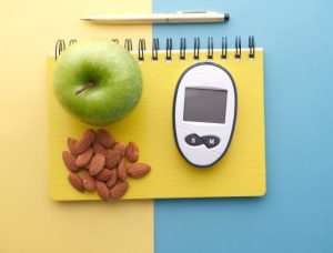 Penyebab Hipoglikemia pada Penderita Diabetes Banyak orang hanya fokus membahas bahaya gula darah tinggi, padahal kondisi sebaliknya juga dapat menjadi ancaman serius bagi kesehatan. Hipoglikemia atau gula darah rendah sering kali muncul tiba-tiba dan memicu berbagai gejala yang mengganggu aktivitas sehari-hari. Mulai dari tubuh terasa lemas, kepala pusing, jantung berdebar, sulit berkonsentrasi, hingga muncul keringat dingin tanpa sebab yang jelas. Tidak sedikit pula penderita diabetes yang mengalami perubahan emosi mendadak ketika kadar gula darah turun drastis. Kondisi ini sering dianggap sepele karena banyak orang mengira rasa lapar biasa atau kelelahan akibat aktivitas harian. Padahal, jika dibiarkan terus menerus, hipoglikemia dapat berkembang menjadi kondisi yang jauh lebih serius bahkan menyebabkan penurunan kesadaran. Inilah alasan mengapa edukasi mengenai ciri-ciri hipoglikemia pada penderita diabetes sangat penting dipahami sejak awal. Apa Itu Hipoglikemia dan Kenapa Bisa Terjadi? Hipoglikemia merupakan kondisi ketika kadar gula darah berada di bawah angka normal, yaitu kurang dari 70 mg/dL. Dalam keadaan normal, tubuh sebenarnya memiliki sistem pengaturan otomatis agar kadar gula darah tetap stabil meskipun seseorang sedang berpuasa atau belum makan selama beberapa jam. Tubuh akan menjaga gula darah tetap berada di kisaran aman sehingga organ-organ penting tetap mendapatkan suplai energi. Namun pada penderita diabetes, terutama yang menggunakan insulin atau obat penurun gula darah tertentu, mekanisme ini bisa terganggu. Akibatnya, kadar gula darah dapat turun terlalu rendah dalam waktu singkat. Kondisi tersebut sering muncul ketika seseorang terlambat makan, dosis obat terlalu tinggi, olahraga berlebihan tanpa pengaturan nutrisi yang tepat, atau pola makan yang tidak teratur. Topik seperti penyebab gula darah turun mendadak pada penderita diabetes kini semakin sering dicari karena banyak pasien belum memahami bahwa pengobatan diabetes juga harus diimbangi dengan pemantauan yang konsisten. Gejala Hipoglikemia yang Sering Tidak Disadari Pada tahap awal, hipoglikemia biasanya memunculkan gejala ringan yang sering diabaikan. Tubuh terasa lelah meskipun tidak banyak beraktivitas, kepala terasa ringan, tangan mulai gemetar, dan jantung berdebar lebih cepat dibanding biasanya. Sebagian orang juga mengalami rasa cemas berlebihan tanpa alasan yang jelas. Ketika gula darah semakin turun, otak mulai kekurangan pasokan energi sehingga penderita menjadi sulit fokus dan sulit berkonsentrasi. Tidak jarang seseorang menjadi mudah marah atau emosinya berubah drastis. Jika tidak segera ditangani, hipoglikemia berat dapat menyebabkan penurunan kesadaran hingga koma. Inilah yang membuat pemahaman tentang gejala awal gula darah rendah sangat penting, terutama bagi keluarga yang tinggal bersama penderita diabetes. Kenapa Hipoglikemia Bisa Berbahaya untuk Tubuh? Banyak orang mengira yang berbahaya hanya kadar gula tinggi, padahal gula darah rendah juga dapat membahayakan organ vital. Otak membutuhkan glukosa sebagai sumber energi utama. Ketika kadar gula turun terlalu rendah, fungsi otak akan terganggu dan menyebabkan tubuh kehilangan kemampuan merespons dengan baik. Pada beberapa kasus, penderita dapat mengalami kejang, kehilangan kesadaran, hingga komplikasi serius jika pertolongan terlambat diberikan. Karena itu, penderita diabetes disarankan selalu mengetahui kondisi gula darahnya, terutama saat muncul gejala yang mencurigakan. Kondisi ini juga sering terjadi pada malam hari ketika seseorang tidur. Banyak penderita diabetes tidak menyadari bahwa tubuh sebenarnya mengalami penurunan gula darah saat tidur karena gejalanya tidak terasa secara langsung. Cara Memantau Gula Darah Secara Modern Tanpa Tusuk Jari Berulang Perkembangan teknologi kesehatan kini membuat pemantauan gula darah menjadi jauh lebih praktis. Jika sebelumnya penderita diabetes harus menusuk ujung jari berkali-kali dalam sehari, sekarang sudah tersedia alat continuous glucose monitoring atau CGM yang mampu merekam kadar gula darah secara otomatis selama 24 jam. Alat ini biasanya ditempelkan pada area tubuh tertentu dan terhubung langsung ke smartphone. Setiap perubahan kadar gula darah akan tercatat secara real time sehingga pengguna bisa mengetahui bagaimana respons tubuh terhadap makanan, aktivitas fisik, hingga kualitas tidur. Banyak penderita diabetes mulai tertarik menggunakan alat monitor gula darah tanpa tusuk jari karena dinilai lebih nyaman dan membantu memahami pola kenaikan maupun penurunan glukosa harian secara lebih detail. Kenapa Gula Darah Bisa Naik Turun Setelah Makan? Kadar gula darah sebenarnya memang akan berubah sepanjang hari. Setelah makan, terutama makanan tinggi karbohidrat dan gula sederhana, kadar glukosa akan meningkat. Tubuh kemudian melepaskan insulin untuk membantu memasukkan gula ke dalam sel sebagai sumber energi. Pada orang dengan metabolisme normal, gula darah akan kembali stabil dalam beberapa waktu. Namun pada penderita resistensi insulin atau diabetes, proses tersebut sering tidak berjalan optimal sehingga kadar gula bisa melonjak terlalu tinggi atau justru turun drastis setelahnya. Hal ini menjelaskan mengapa makanan tertentu dapat memberikan respons berbeda pada setiap orang. Ada yang mengalami kenaikan gula darah sangat cepat setelah makan nasi, buah manis, atau makanan tinggi gula, sementara orang lain mungkin mengalami respons yang lebih stabil. Penyebab Hipoglikemia Saat Puasa dan Tidur Banyak orang khawatir puasa dapat menyebabkan hipoglikemia. Padahal, tubuh normal sebenarnya mampu menjaga kestabilan gula darah selama puasa dengan cara mengambil cadangan energi yang tersimpan di hati. Namun kondisi berbeda dapat terjadi pada penderita diabetes yang menggunakan insulin atau obat tertentu. Saat tidur pun tubuh tetap mengatur gula darah secara otomatis. Pada beberapa kondisi, kadar gula memang dapat turun sementara lalu kembali dinaikkan oleh tubuh. Inilah sebabnya pemantauan gula darah malam hari menjadi penting bagi sebagian penderita diabetes, terutama yang pernah mengalami hipoglikemia saat tidur. Pencarian seperti cara mencegah gula darah turun saat tidur kini semakin meningkat karena banyak penderita diabetes mengalami gejala lemas dan sakit kepala ketika bangun pagi akibat penurunan gula darah di malam hari. Pentingnya Memiliki Alat Cek Gula Darah di Rumah Bagi penderita diabetes, memiliki alat pemantau gula darah sendiri di rumah bukan lagi sekadar pilihan tambahan. Pemantauan rutin membantu seseorang memahami pola tubuhnya sendiri, termasuk makanan apa yang memicu kenaikan gula darah paling tinggi dan aktivitas apa yang membantu menurunkannya. Selain itu, data gula darah harian juga sangat membantu dokter dalam menentukan penyesuaian obat maupun insulin. Ketika pola makan dan gaya hidup mulai membaik, kebutuhan obat sering kali ikut berubah sehingga pengawasan menjadi lebih akurat. Kondisi hipoglikemia tidak boleh dianggap sepele hanya karena terlihat seperti kelelahan biasa. Semakin cepat seseorang mengenali gejala dan memahami penyebabnya, semakin kecil risiko terjadinya komplikasi serius di kemudian hari. Cara Mengurangi Risiko Gula Darah Rendah pada Diabetes Mengatur jadwal makan secara konsisten menjadi salah satu langkah penting untuk mencegah hipoglikemia. Penderita diabetes juga perlu memahami bagaimana tubuh merespons makanan tertentu, terutama makanan tinggi gula sederhana dan karbohidrat cepat serap. Selain itu, olahraga tetap penting dilakukan tetapi perlu disesuaikan dengan kondisi tubuh dan penggunaan obat diabetes. Aktivitas fisik tanpa pengaturan nutrisi yang tepat justru dapat meningkatkan risiko gula darah turun terlalu rendah. Memahami kondisi tubuh sendiri menjadi kunci utama dalam pengelolaan diabetes jangka panjang. Dengan pemantauan yang baik, pola hidup yang lebih teratur, dan kontrol medis yang konsisten, risiko hipoglikemia dapat ditekan sehingga kualitas hidup penderita diabetes tetap terjaga dengan op