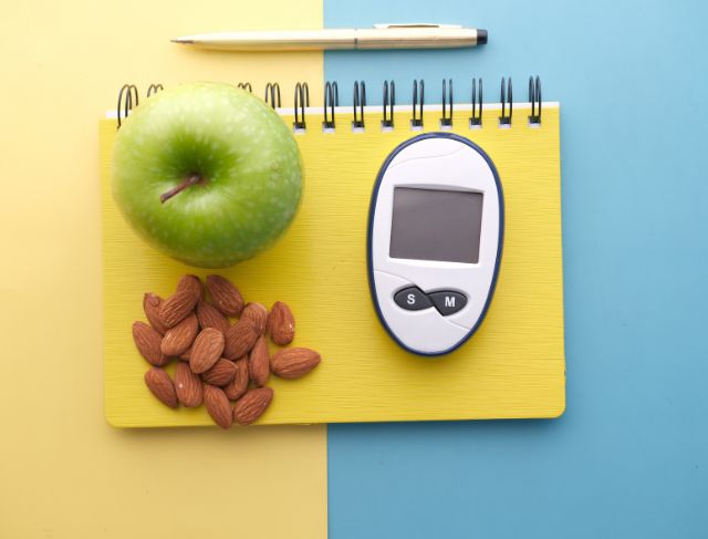 Penyebab Hipoglikemia pada Penderita Diabetes Banyak orang hanya fokus membahas bahaya gula darah tinggi, padahal kondisi sebaliknya juga dapat menjadi ancaman serius bagi kesehatan. Hipoglikemia atau gula darah rendah sering kali muncul tiba-tiba dan memicu berbagai gejala yang mengganggu aktivitas sehari-hari. Mulai dari tubuh terasa lemas, kepala pusing, jantung berdebar, sulit berkonsentrasi, hingga muncul keringat dingin tanpa sebab yang jelas. Tidak sedikit pula penderita diabetes yang mengalami perubahan emosi mendadak ketika kadar gula darah turun drastis. Kondisi ini sering dianggap sepele karena banyak orang mengira rasa lapar biasa atau kelelahan akibat aktivitas harian. Padahal, jika dibiarkan terus menerus, hipoglikemia dapat berkembang menjadi kondisi yang jauh lebih serius bahkan menyebabkan penurunan kesadaran. Inilah alasan mengapa edukasi mengenai ciri-ciri hipoglikemia pada penderita diabetes sangat penting dipahami sejak awal. Apa Itu Hipoglikemia dan Kenapa Bisa Terjadi? Hipoglikemia merupakan kondisi ketika kadar gula darah berada di bawah angka normal, yaitu kurang dari 70 mg/dL. Dalam keadaan normal, tubuh sebenarnya memiliki sistem pengaturan otomatis agar kadar gula darah tetap stabil meskipun seseorang sedang berpuasa atau belum makan selama beberapa jam. Tubuh akan menjaga gula darah tetap berada di kisaran aman sehingga organ-organ penting tetap mendapatkan suplai energi. Namun pada penderita diabetes, terutama yang menggunakan insulin atau obat penurun gula darah tertentu, mekanisme ini bisa terganggu. Akibatnya, kadar gula darah dapat turun terlalu rendah dalam waktu singkat. Kondisi tersebut sering muncul ketika seseorang terlambat makan, dosis obat terlalu tinggi, olahraga berlebihan tanpa pengaturan nutrisi yang tepat, atau pola makan yang tidak teratur. Topik seperti penyebab gula darah turun mendadak pada penderita diabetes kini semakin sering dicari karena banyak pasien belum memahami bahwa pengobatan diabetes juga harus diimbangi dengan pemantauan yang konsisten. Gejala Hipoglikemia yang Sering Tidak Disadari Pada tahap awal, hipoglikemia biasanya memunculkan gejala ringan yang sering diabaikan. Tubuh terasa lelah meskipun tidak banyak beraktivitas, kepala terasa ringan, tangan mulai gemetar, dan jantung berdebar lebih cepat dibanding biasanya. Sebagian orang juga mengalami rasa cemas berlebihan tanpa alasan yang jelas. Ketika gula darah semakin turun, otak mulai kekurangan pasokan energi sehingga penderita menjadi sulit fokus dan sulit berkonsentrasi. Tidak jarang seseorang menjadi mudah marah atau emosinya berubah drastis. Jika tidak segera ditangani, hipoglikemia berat dapat menyebabkan penurunan kesadaran hingga koma. Inilah yang membuat pemahaman tentang gejala awal gula darah rendah sangat penting, terutama bagi keluarga yang tinggal bersama penderita diabetes. Kenapa Hipoglikemia Bisa Berbahaya untuk Tubuh? Banyak orang mengira yang berbahaya hanya kadar gula tinggi, padahal gula darah rendah juga dapat membahayakan organ vital. Otak membutuhkan glukosa sebagai sumber energi utama. Ketika kadar gula turun terlalu rendah, fungsi otak akan terganggu dan menyebabkan tubuh kehilangan kemampuan merespons dengan baik. Pada beberapa kasus, penderita dapat mengalami kejang, kehilangan kesadaran, hingga komplikasi serius jika pertolongan terlambat diberikan. Karena itu, penderita diabetes disarankan selalu mengetahui kondisi gula darahnya, terutama saat muncul gejala yang mencurigakan. Kondisi ini juga sering terjadi pada malam hari ketika seseorang tidur. Banyak penderita diabetes tidak menyadari bahwa tubuh sebenarnya mengalami penurunan gula darah saat tidur karena gejalanya tidak terasa secara langsung. Cara Memantau Gula Darah Secara Modern Tanpa Tusuk Jari Berulang Perkembangan teknologi kesehatan kini membuat pemantauan gula darah menjadi jauh lebih praktis. Jika sebelumnya penderita diabetes harus menusuk ujung jari berkali-kali dalam sehari, sekarang sudah tersedia alat continuous glucose monitoring atau CGM yang mampu merekam kadar gula darah secara otomatis selama 24 jam. Alat ini biasanya ditempelkan pada area tubuh tertentu dan terhubung langsung ke smartphone. Setiap perubahan kadar gula darah akan tercatat secara real time sehingga pengguna bisa mengetahui bagaimana respons tubuh terhadap makanan, aktivitas fisik, hingga kualitas tidur. Banyak penderita diabetes mulai tertarik menggunakan alat monitor gula darah tanpa tusuk jari karena dinilai lebih nyaman dan membantu memahami pola kenaikan maupun penurunan glukosa harian secara lebih detail. Kenapa Gula Darah Bisa Naik Turun Setelah Makan? Kadar gula darah sebenarnya memang akan berubah sepanjang hari. Setelah makan, terutama makanan tinggi karbohidrat dan gula sederhana, kadar glukosa akan meningkat. Tubuh kemudian melepaskan insulin untuk membantu memasukkan gula ke dalam sel sebagai sumber energi. Pada orang dengan metabolisme normal, gula darah akan kembali stabil dalam beberapa waktu. Namun pada penderita resistensi insulin atau diabetes, proses tersebut sering tidak berjalan optimal sehingga kadar gula bisa melonjak terlalu tinggi atau justru turun drastis setelahnya. Hal ini menjelaskan mengapa makanan tertentu dapat memberikan respons berbeda pada setiap orang. Ada yang mengalami kenaikan gula darah sangat cepat setelah makan nasi, buah manis, atau makanan tinggi gula, sementara orang lain mungkin mengalami respons yang lebih stabil. Penyebab Hipoglikemia Saat Puasa dan Tidur Banyak orang khawatir puasa dapat menyebabkan hipoglikemia. Padahal, tubuh normal sebenarnya mampu menjaga kestabilan gula darah selama puasa dengan cara mengambil cadangan energi yang tersimpan di hati. Namun kondisi berbeda dapat terjadi pada penderita diabetes yang menggunakan insulin atau obat tertentu. Saat tidur pun tubuh tetap mengatur gula darah secara otomatis. Pada beberapa kondisi, kadar gula memang dapat turun sementara lalu kembali dinaikkan oleh tubuh. Inilah sebabnya pemantauan gula darah malam hari menjadi penting bagi sebagian penderita diabetes, terutama yang pernah mengalami hipoglikemia saat tidur. Pencarian seperti cara mencegah gula darah turun saat tidur kini semakin meningkat karena banyak penderita diabetes mengalami gejala lemas dan sakit kepala ketika bangun pagi akibat penurunan gula darah di malam hari. Pentingnya Memiliki Alat Cek Gula Darah di Rumah Bagi penderita diabetes, memiliki alat pemantau gula darah sendiri di rumah bukan lagi sekadar pilihan tambahan. Pemantauan rutin membantu seseorang memahami pola tubuhnya sendiri, termasuk makanan apa yang memicu kenaikan gula darah paling tinggi dan aktivitas apa yang membantu menurunkannya. Selain itu, data gula darah harian juga sangat membantu dokter dalam menentukan penyesuaian obat maupun insulin. Ketika pola makan dan gaya hidup mulai membaik, kebutuhan obat sering kali ikut berubah sehingga pengawasan menjadi lebih akurat. Kondisi hipoglikemia tidak boleh dianggap sepele hanya karena terlihat seperti kelelahan biasa. Semakin cepat seseorang mengenali gejala dan memahami penyebabnya, semakin kecil risiko terjadinya komplikasi serius di kemudian hari. Cara Mengurangi Risiko Gula Darah Rendah pada Diabetes Mengatur jadwal makan secara konsisten menjadi salah satu langkah penting untuk mencegah hipoglikemia. Penderita diabetes juga perlu memahami bagaimana tubuh merespons makanan tertentu, terutama makanan tinggi gula sederhana dan karbohidrat cepat serap. Selain itu, olahraga tetap penting dilakukan tetapi perlu disesuaikan dengan kondisi tubuh dan penggunaan obat diabetes. Aktivitas fisik tanpa pengaturan nutrisi yang tepat justru dapat meningkatkan risiko gula darah turun terlalu rendah. Memahami kondisi tubuh sendiri menjadi kunci utama dalam pengelolaan diabetes jangka panjang. Dengan pemantauan yang baik, pola hidup yang lebih teratur, dan kontrol medis yang konsisten, risiko hipoglikemia dapat ditekan sehingga kualitas hidup penderita diabetes tetap terjaga dengan op