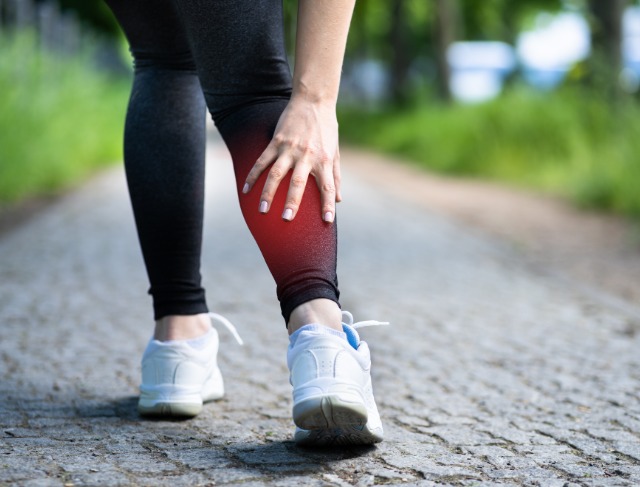 posisi stretching terbaik untuk meredakan kram betis saat olahraga