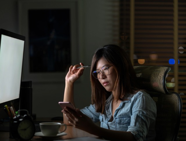Dampak Screen Time Berlebihan pada Lansia